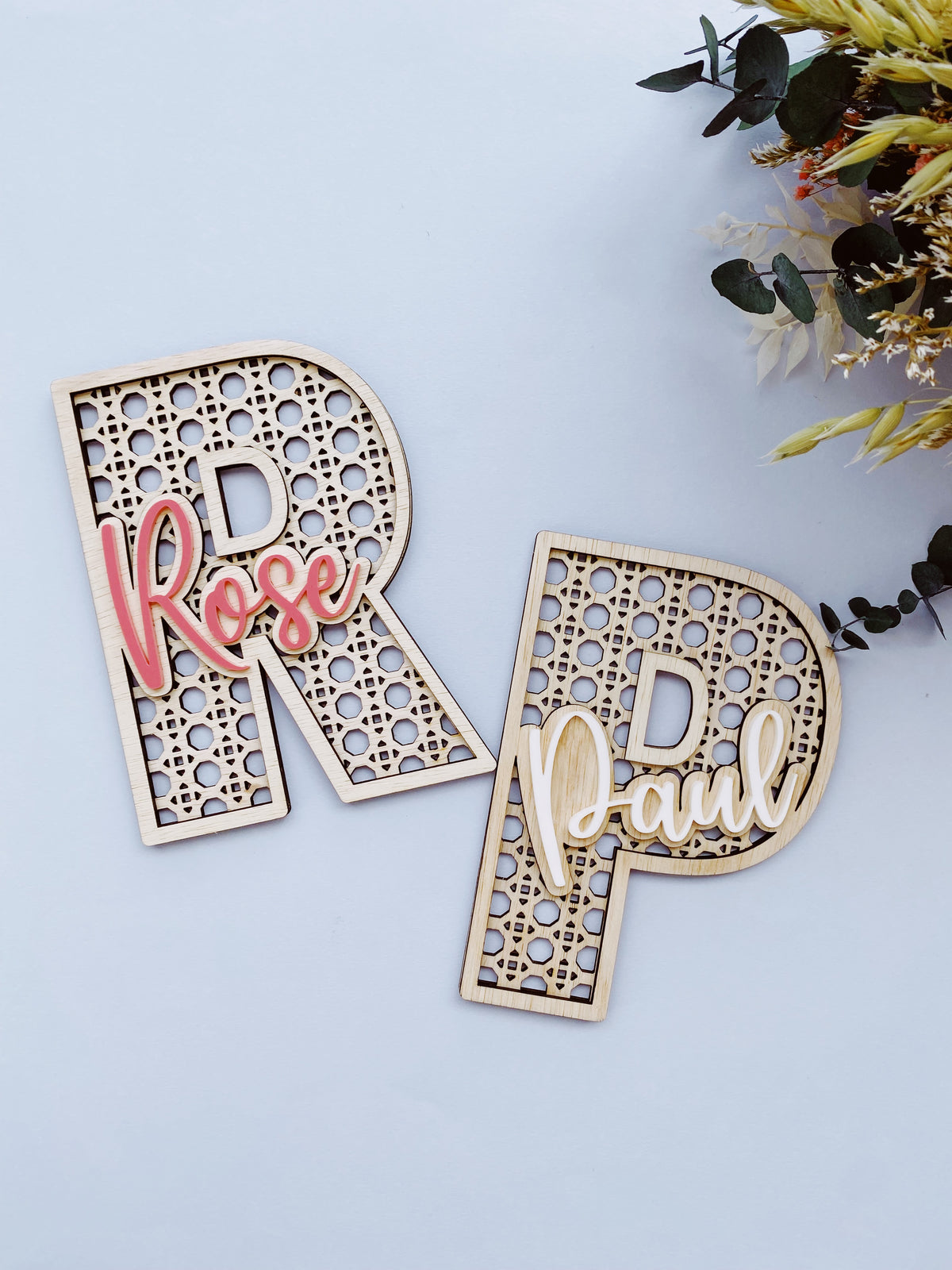 Lettre décorative en bois effet rotin avec prénom personnalisé