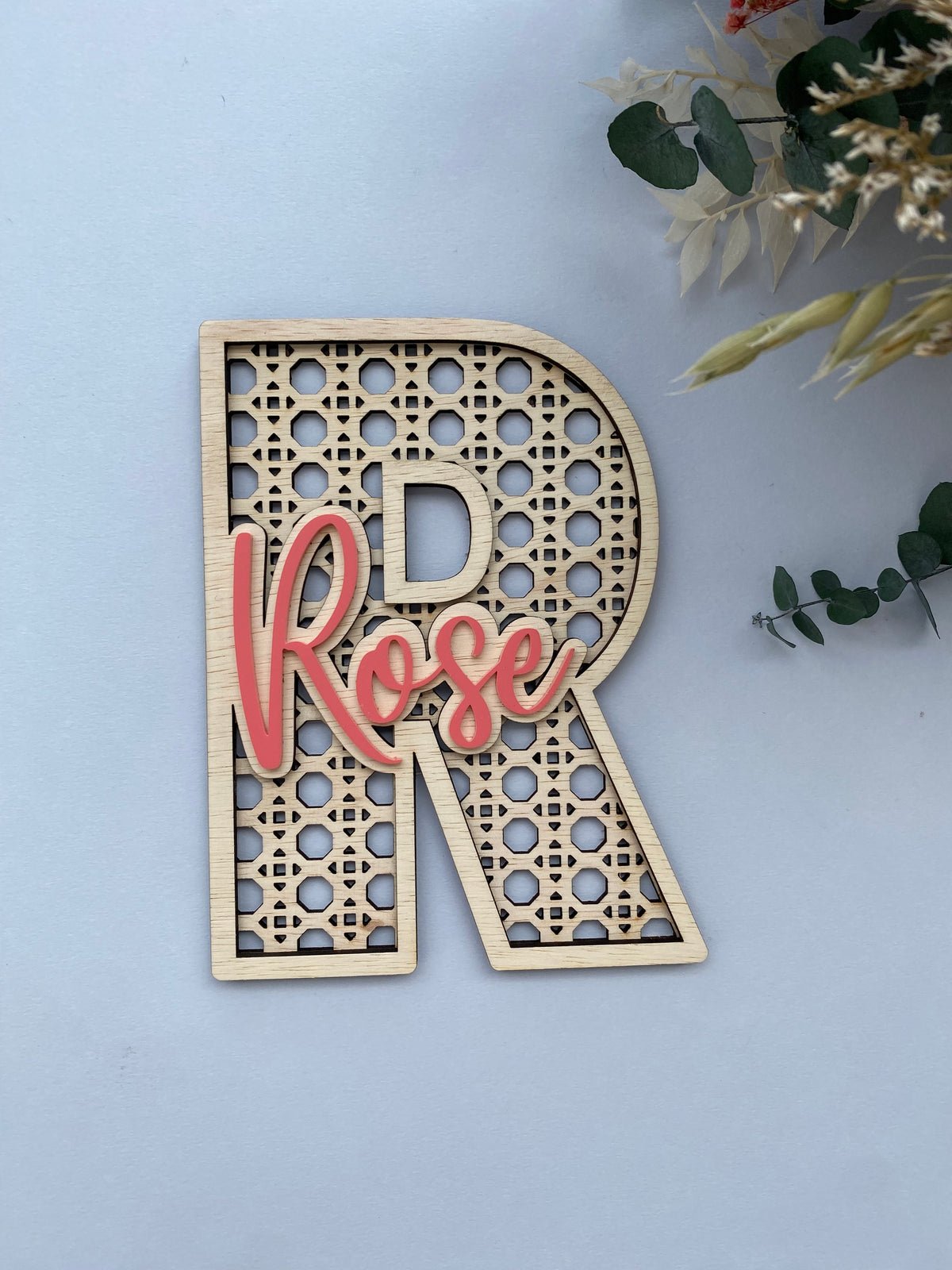 Lettre décorative en bois effet rotin avec prénom personnalisé