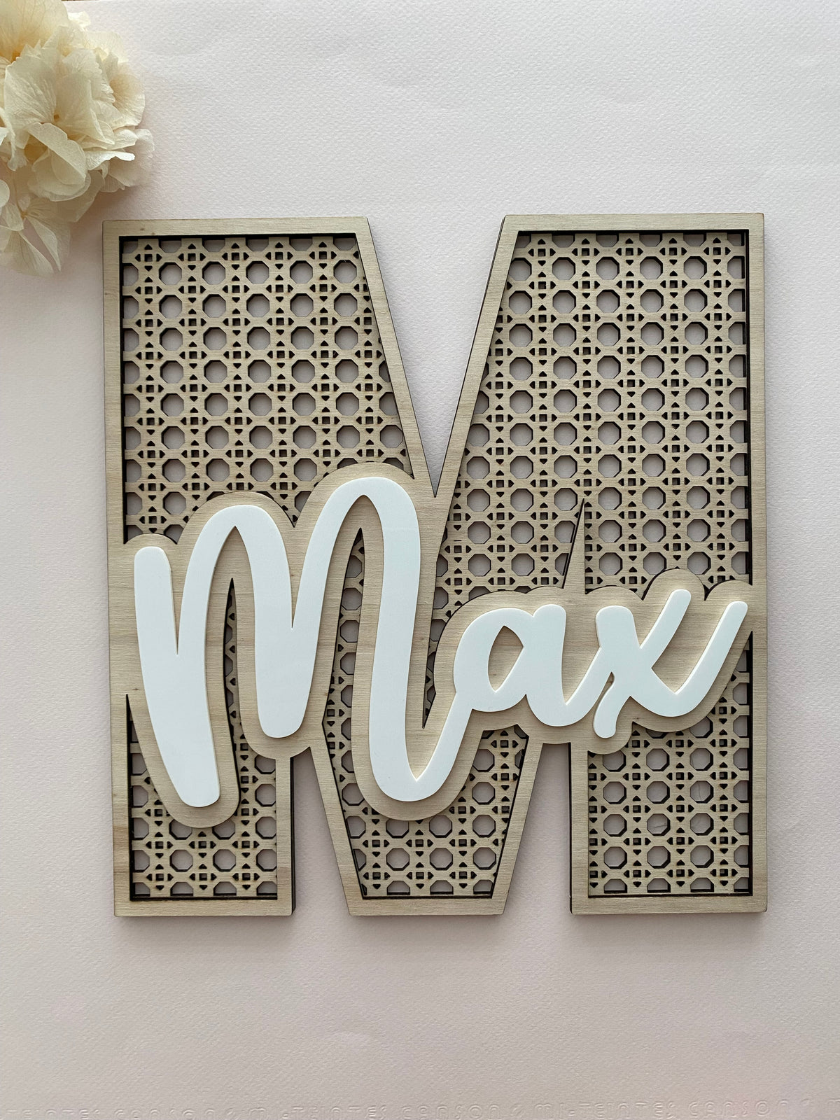 Lettre décorative en bois effet rotin avec prénom personnalisé